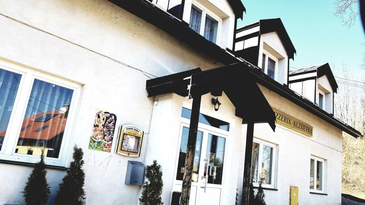 Pizzeria Alzbetka Hotel Strecno Exterior photo